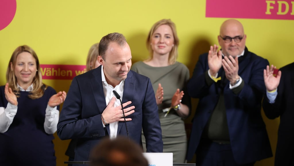 FDP-Spitzenkandidat Sebastian Czaja (2.v.l) steht auf der Bühne der FDP-Wahlparty.