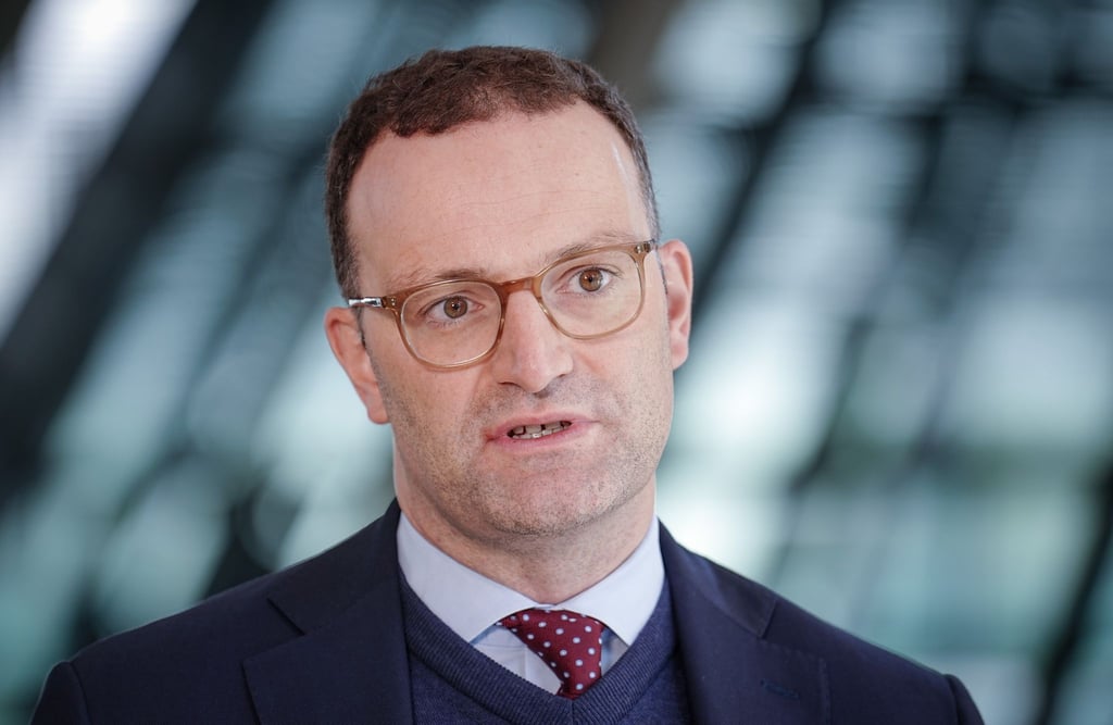 Jens Spahn (CDU) gibt zu Beginn der Unions-Fraktionssitzung ein Fernsehinterview im Reichstagsgebäude.
