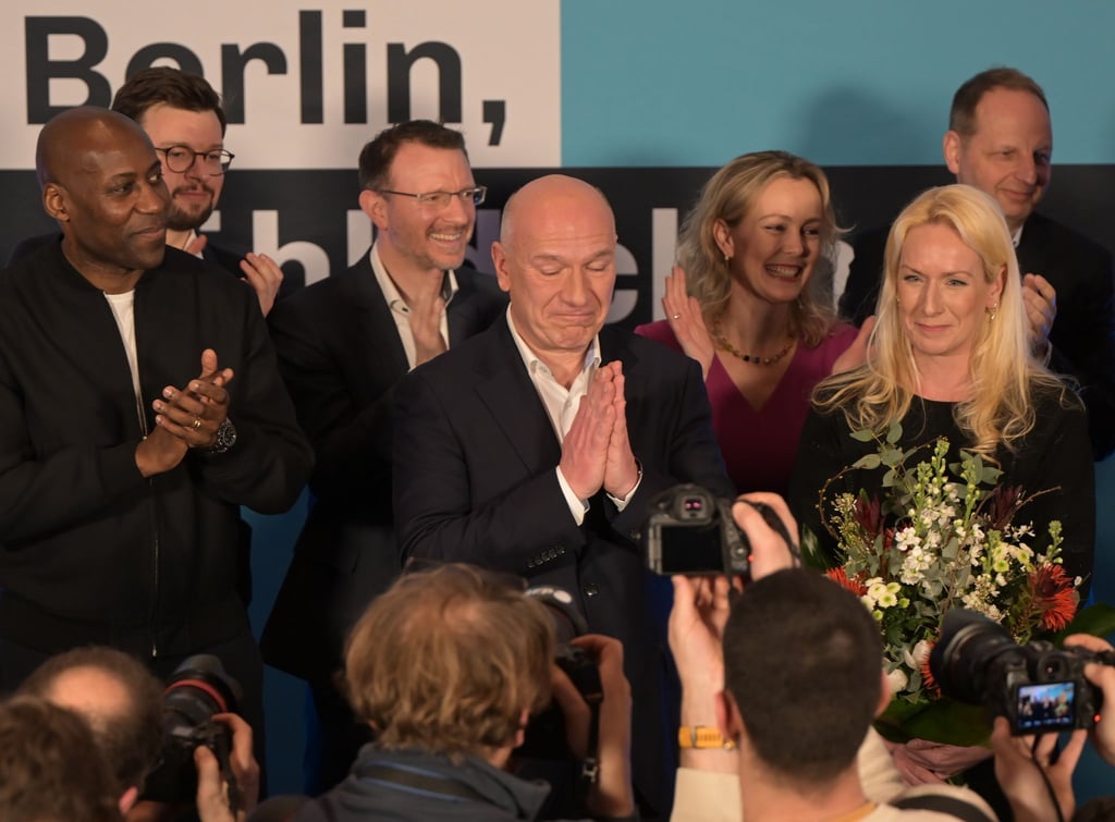 CDU-Spitzenkandidat Kai Wegner steht neben Partnerin Kathleen Kantar auf der Bühne der CDU-Wahlparty.