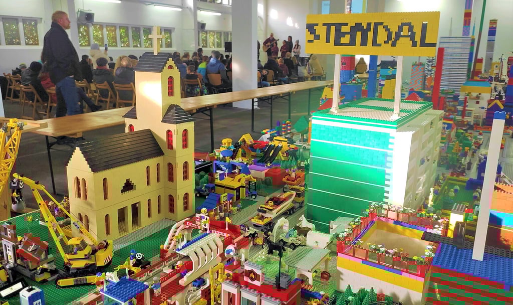 Diese Landschaft aus Legosteinen haben Kinder des Stendaler Kidsclub am Freitag aufgebaut.