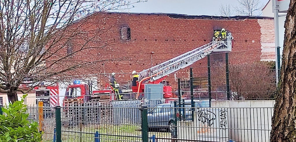 Dieses Backsteingebäude, das von einem Schönebecker Unternehmer als Lagerhalle genutzt wird, wurde durch einen Brand am Sonnabend schwer beschädigt. Am Montag war die Spurensicherung vor Ort.