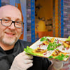 Ronny Wagner aus dem mexikanischen Restaurant Espitas in Magdeburg präsentiert frittierte Heuschrecken.