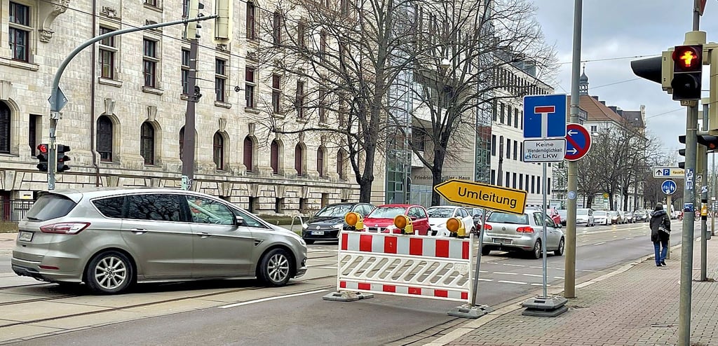 Falsch abgebogen: Trotz Bake, Umleitungs- und Sackgassenschild fuhren am Montag, 13. Februar, immer wieder Autos von der Sudenburger Wuhne auf die gesperrte Halberstädter Straße.