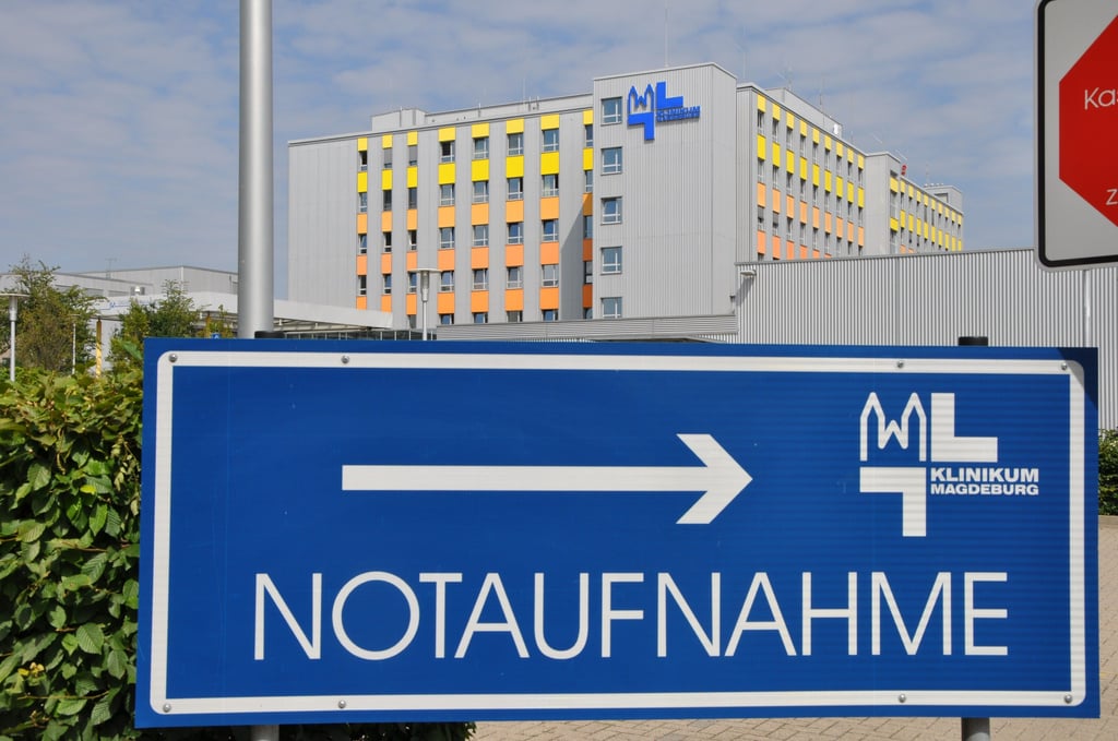 Wegweiser am Klinikum Magdeburg: Wo Menschen in Not medizinische Hilfe finden, herrscht im ganzen Haus finanziell akute eigene Not. 