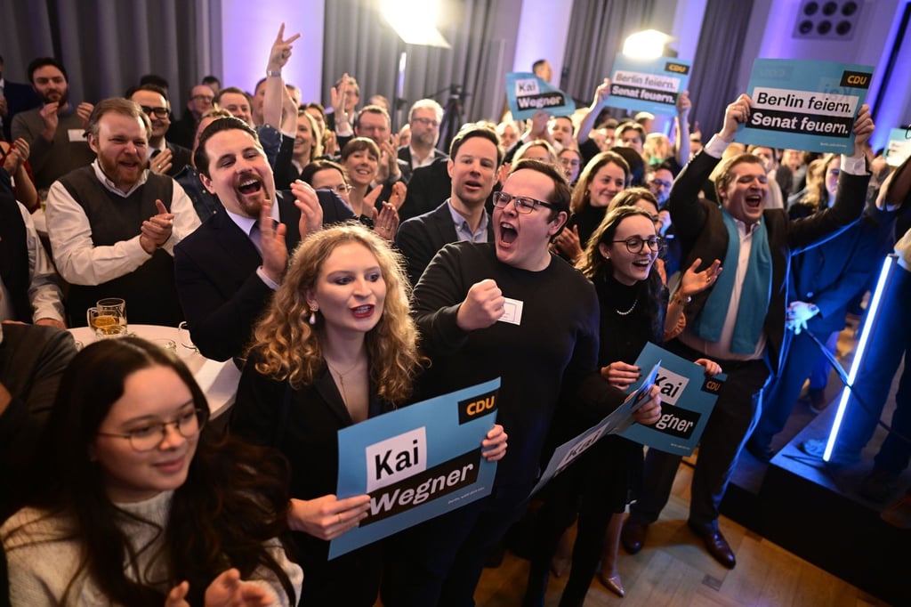 Anhänger der CDU jubeln nach der Bekanntgabe der ersten Prognose um 18.00 Uhr.