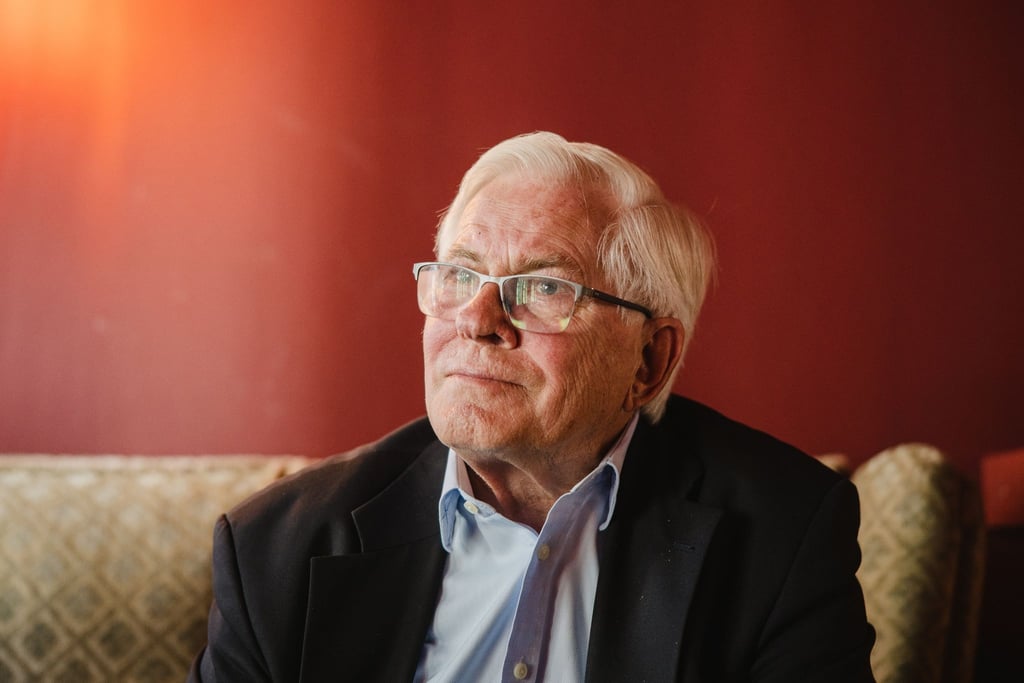 Gerhard Glogowski sitzt in einem Cafe in der Braunschweiger Innenstadt.