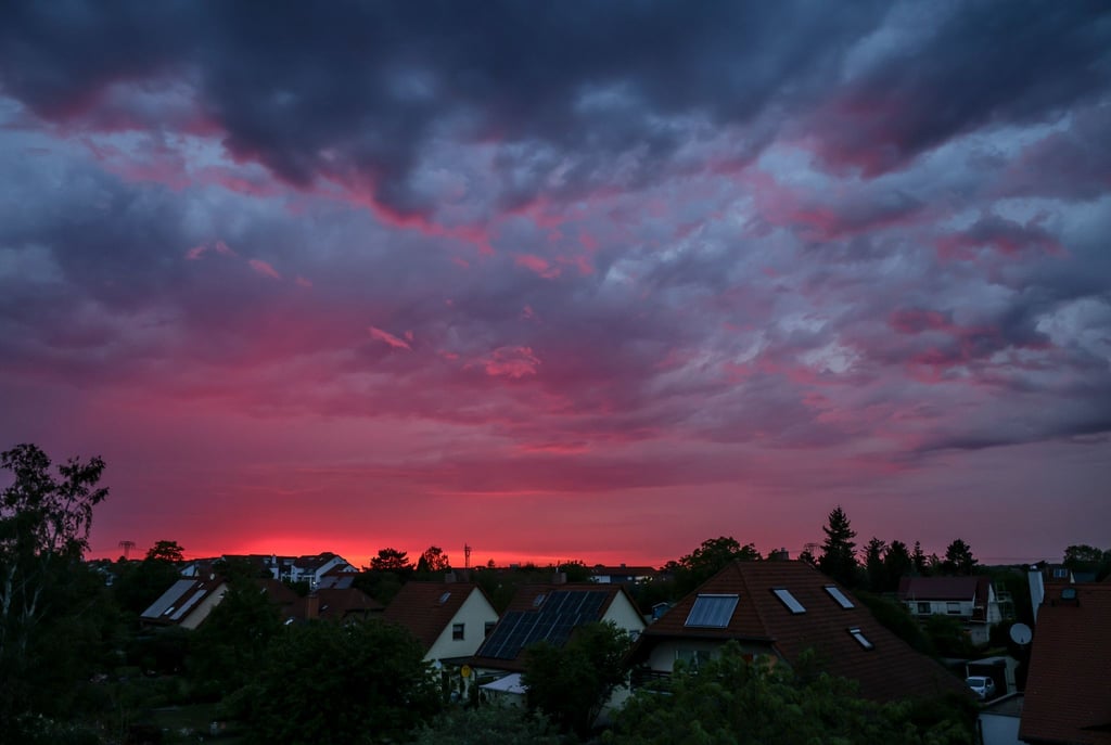 Geht die Sonne, wird es kälter. Wer nun seine Rollläden schließt, kann Heizkosten reduzieren.