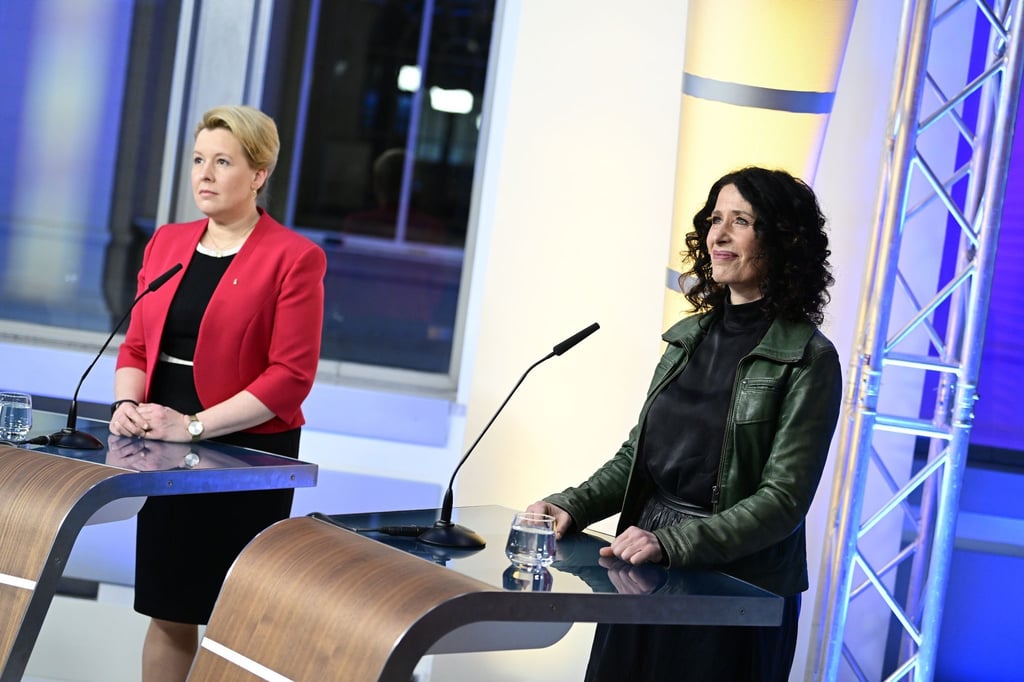 Die Regierende Bürgermeisterin Franziska Giffey (l), steht im RBB-Studio im Abgeordnetenhaus.