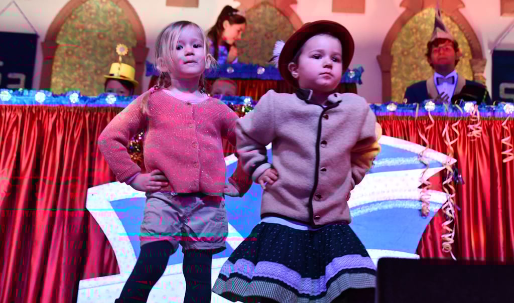 Emilia und Alma waren nur zwei der kleinen Stars, die beim Kinderkarneval in Süplingen auftraten. Als Heidi und Peter bekamen die Mädchen viel Applaus und tanzten für das begeisterte Publikum auch eine Zugabe.