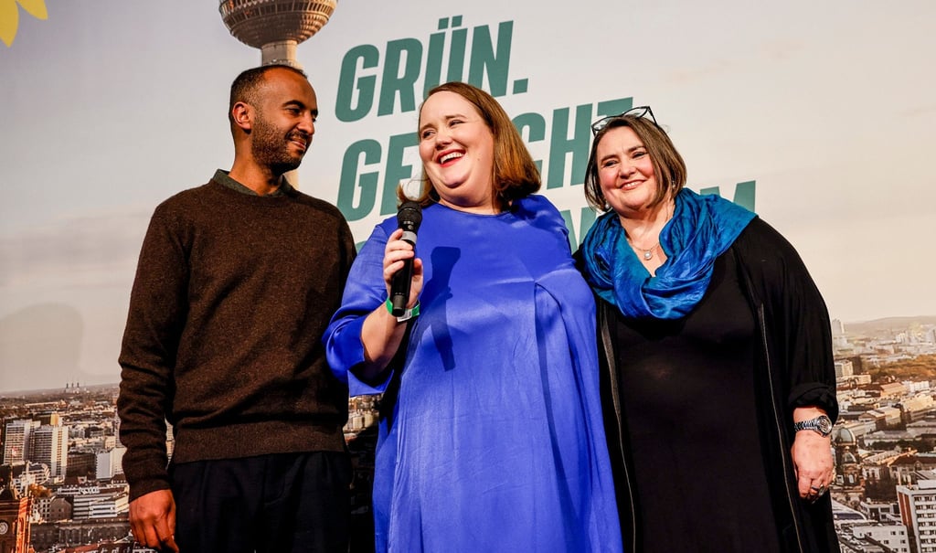 Ricarda Lang (m), Bundesvorsitzende von Bündnis 90/Die Grünen, freut sich bei der Wahlparty der Grünen.