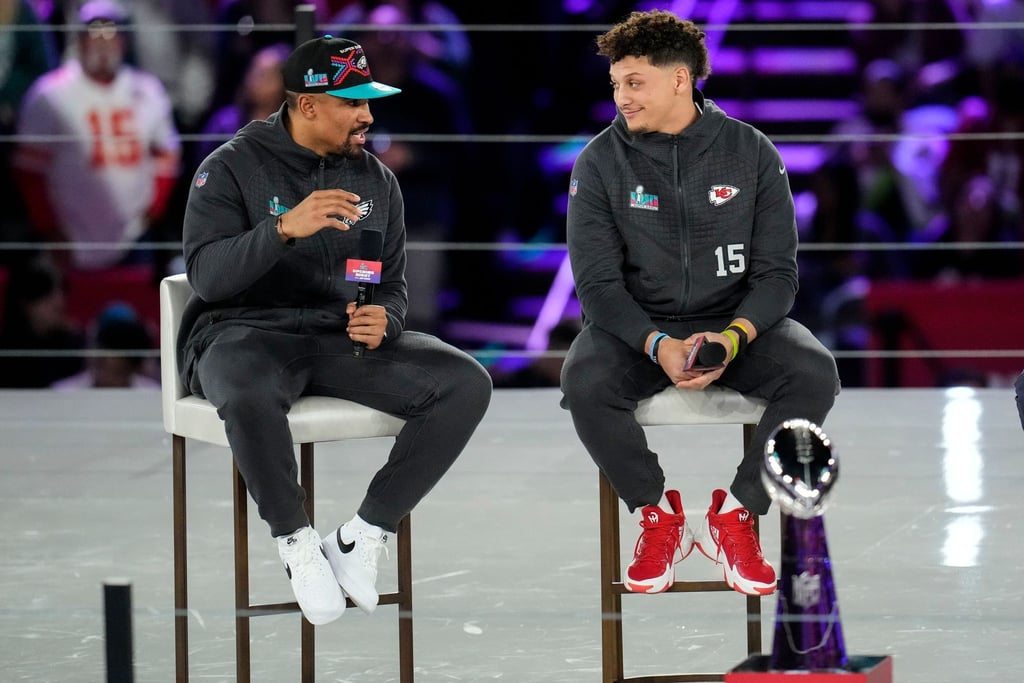 Im Mittelpunkt: Eagles-Quarterback Jalen Hurts (l) und Chiefs-Quarterback Patrick Mahomes.