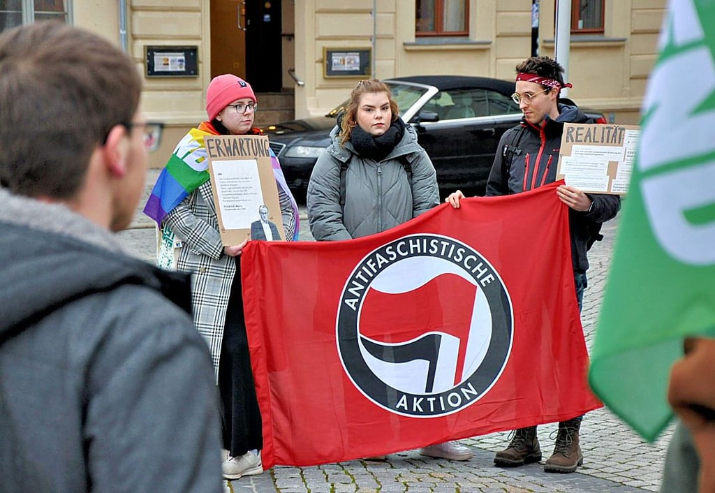 Mitglieder der „Grünen Jugend“ demonstrierten auf dem Marktplatz in Stendal.