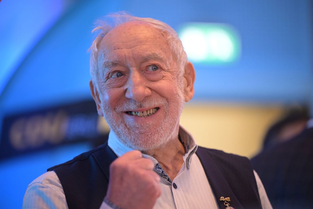 Schauspieler und Kabarettist Dieter Hallervorden steht bei der Wahlparty der CDU.