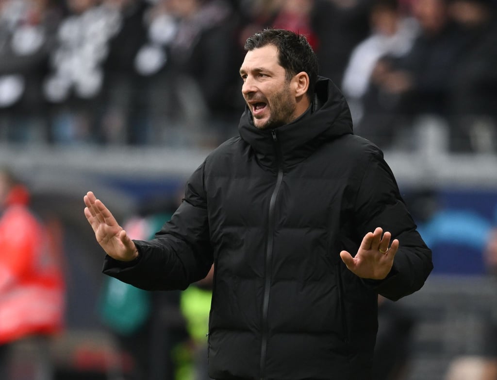 Cheftrainer Sandro Schwarz von Hertha ist an der Seitenlinie in Aktion.