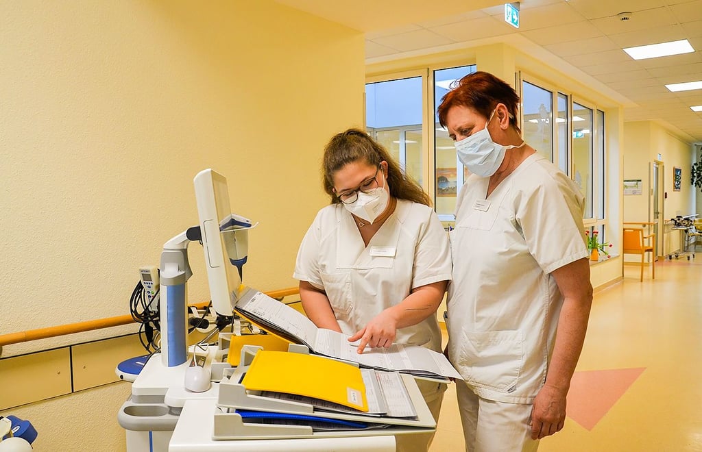 Laura Hartung (l.) aus Gommern kann eine Ausbildung zur Pflegefachkraft nur empfehlen. Sie arbeitet im Zerbster Krankenhaus, das noch freie Stellen anbietet.