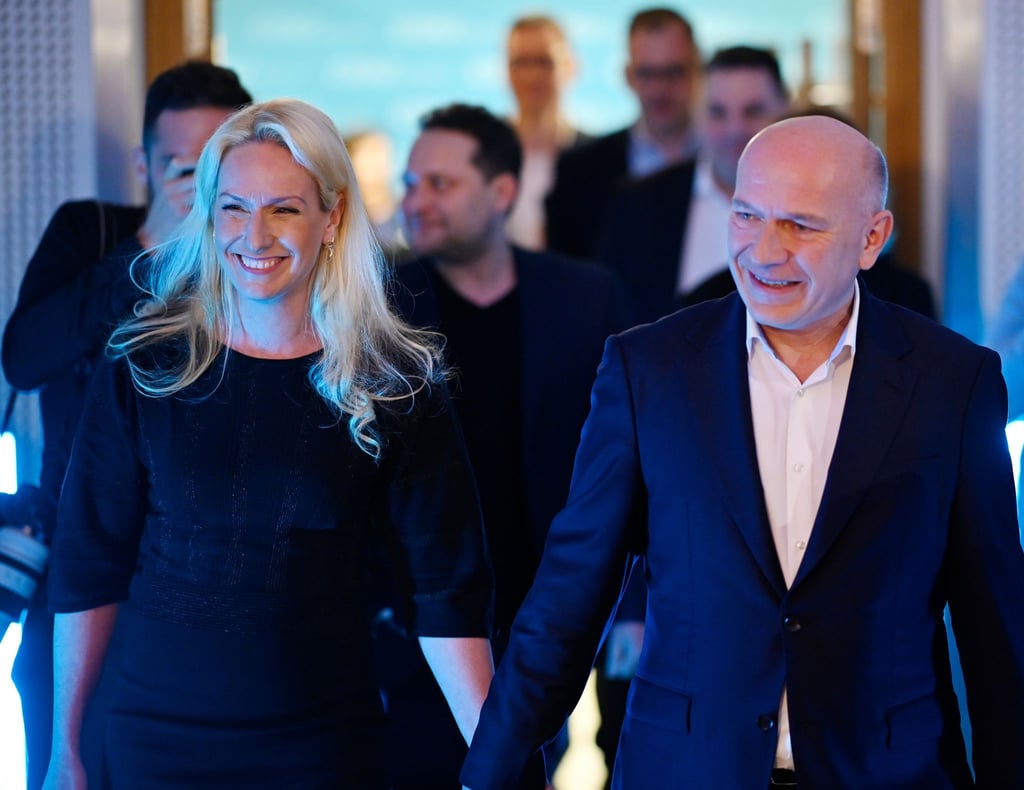 CDU-Spitzenkandidat Kai Wegner kommt mit seiner Partnerin Kathleen Kantar zur CDU-Wahlparty.