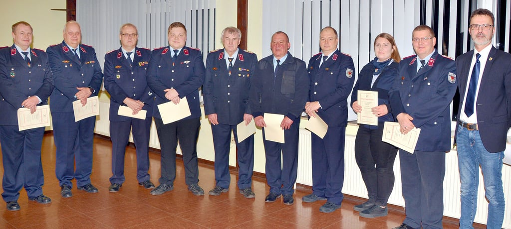 Die neue Wehrleitung der Verbandsgemeinde Seehausen leistete Freitagabend im Schulungsraum des Gerätehauses der Hansestadt vor Bürgermeister Rüdiger Kloth (r.) ihren Amtseid. Das sind (v. l.): Leiter Stefan Nüß, die Ausrückebereichsleiter Lutz Mewes (Aland), Armin Vinzelberg (Höhe I), Michael Noffke (Höhe II), Olaf Günter (Wische), Ralf Näbsch (Seehausen) und Denny Rieger (Zehrental) sowie Helene Schwach (Jugendwartin) und Nico Horak (Kinderwart).