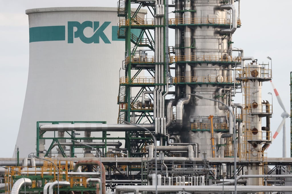 Ein Turm mit einem PCK-Logo ist auf dem Gelände der PCK-Raffinerie zu sehen. Nach dem Einfuhrstopp für russisches Öl nach Deutschland kommen alternative Lieferungen mit Öl zu der Raffinerie in Schwedt.