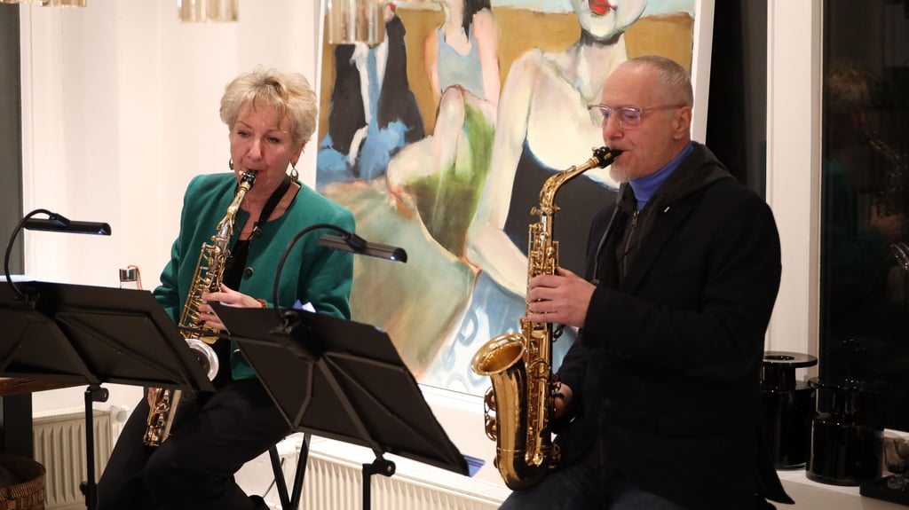 Sax Two, ein Saxophon Duo bestehend aus Matthias Wacker und Christina Unnerstall, begeisterte am Sonnabend als Kulturhäppchen im Geschäft von Wilma Rooletschek.