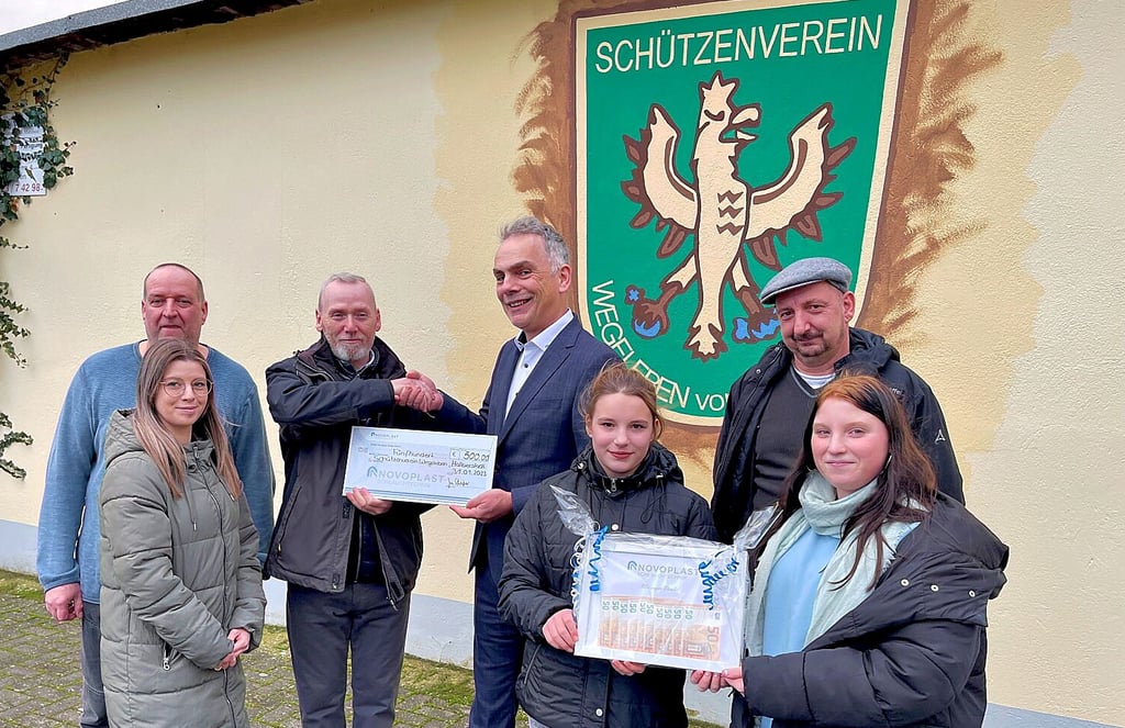 Anne Biel, Schießsportleiter Andi Schachtschabel und Andreas Tyrock freuen sich über den Spendenscheck von Jens Schopferer. Damit ist auch Jörg Gesierich mit den Jugendvertretern Emilie Hahmann und Laura Fieber (von links) sehr zufrieden.