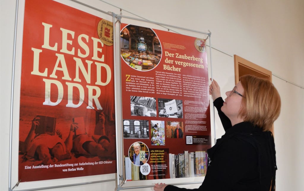 Im Zerbster Rathaus entführt eine neue Ausstellung ins "Leseland DDR".