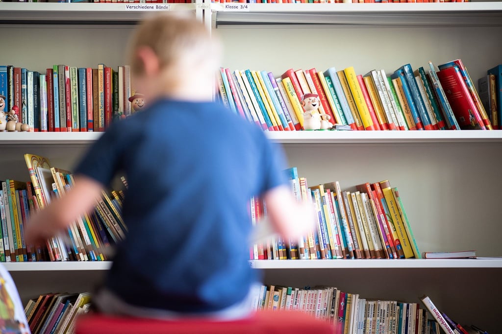 Viele Viertklässler haben einer Studie zufolge einen zu geringen Wortschatz. Der Förderbedarf sei besonders groß bei Kindern, die selten oder nie ein Buch lesen, die nicht in Deutschland geboren sind und deren Eltern einen eher niedrigen Bildungsabschluss haben.