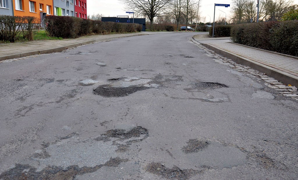 Mit Stellen wie diesen zählt die Karl-Liebknecht-Straße im Altneubaugebiet zu den ramponierteren Fahrbahnen in Osterburg.