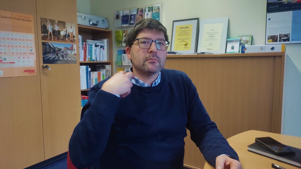 Reiko Lühe zeigt die Gebärde für "Stendal" – die abgeknickten Mittel- und Zeigefinger streifen rechts am Hals entlang und haben eigentlich eine makabere Bedeutung.