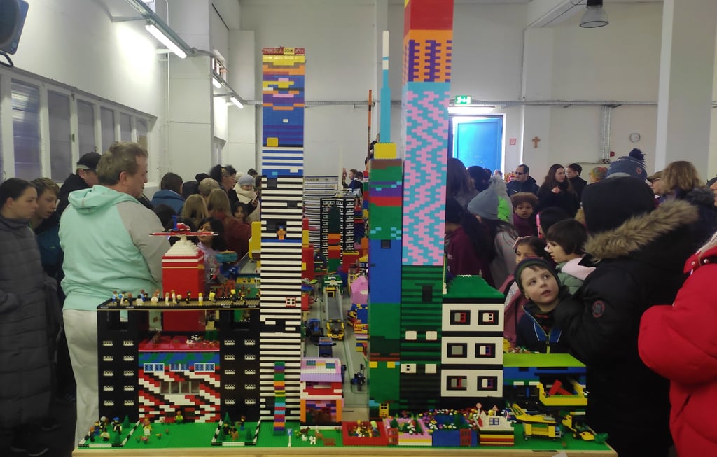 Ein Wolkenkratzer erreichte beinahe die Decke des Heizhauses, das fortan vom Verein "Lebendige Steine" für Theatervorstellung und Feiern genutzt werden soll.