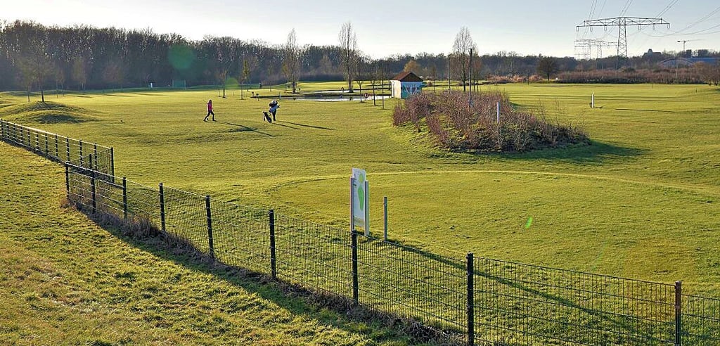 Ein Blick auf den Magdeburger Golfplatz im Herrenkrug. Er könnte jetzt erweitert werden.