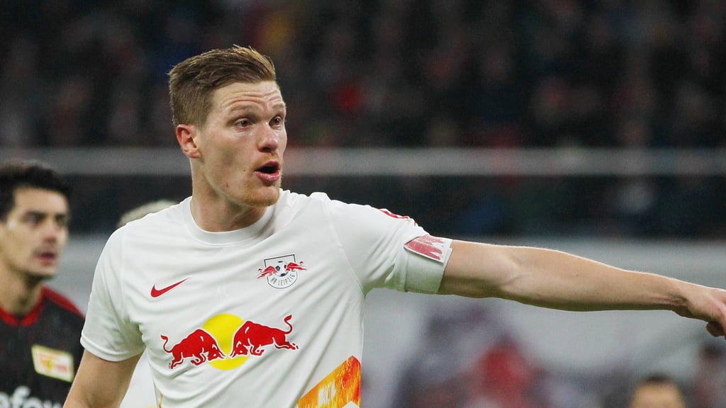 Da geht's lang: Marcel Halstenberg gibt Kommandos.