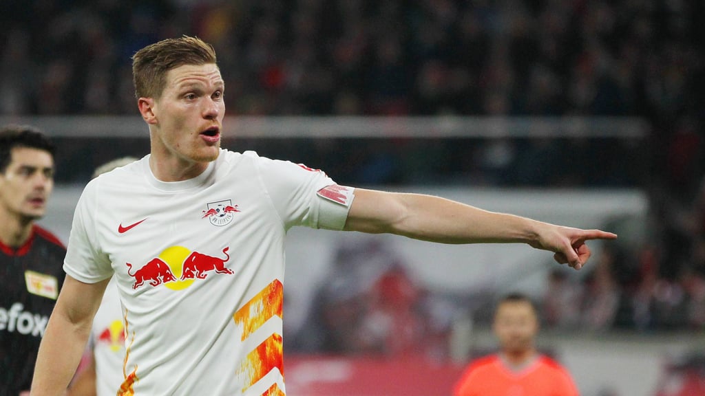 Da geht's lang: Marcel Halstenberg gibt Kommandos.