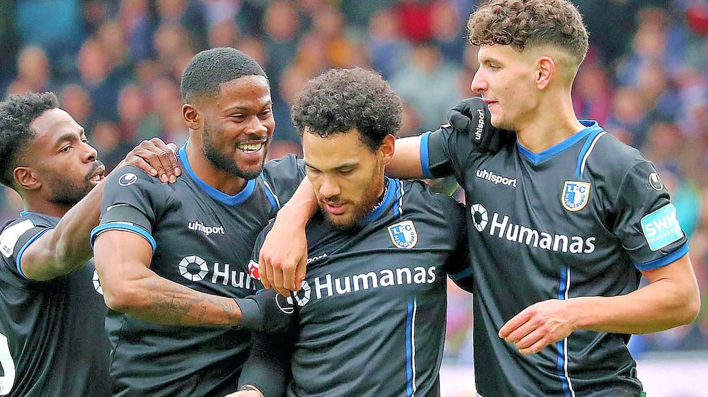 Herbert Bockhorn (2. v. r.) erlebt mit dem FCM einen kleinen Aufschwung im Abstiegskampf – auch dank seines eigenen Treffers zum 2:2 in Kiel, für den er von Team wie Fans bejubelt wurde.