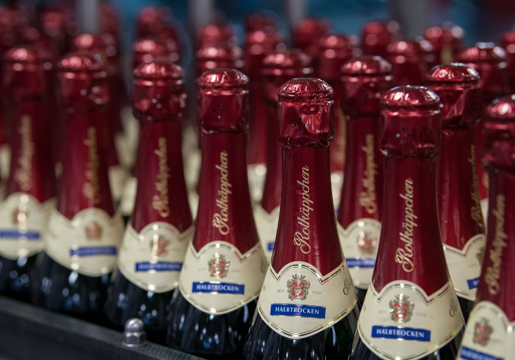 Sektflaschen der Firma Rotkäppchen-Mumm stehen in einer Produktionslinie.