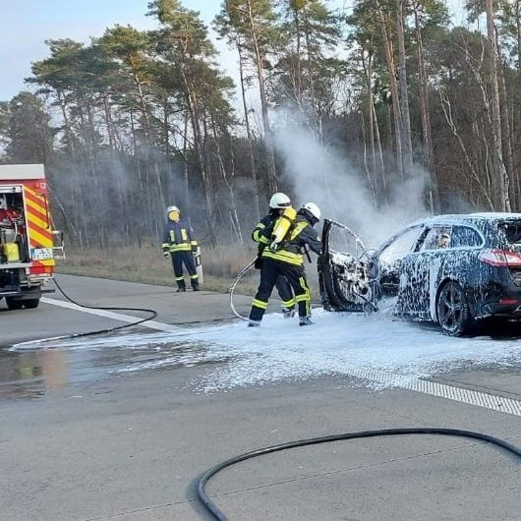 Die Autobahn 2 musste nach einem Unfall bei Theeßen gesperrt werden. Ein Auto war in Brand geraten. 