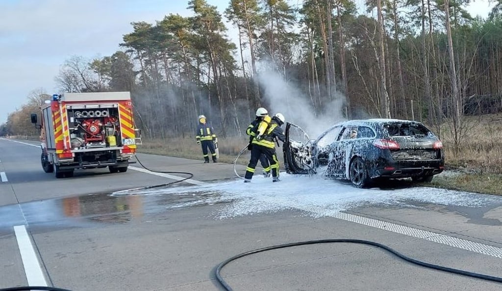 Die Autobahn 2 musste nach einem Unfall bei Theeßen gesperrt werden. Ein Auto war in Brand geraten.