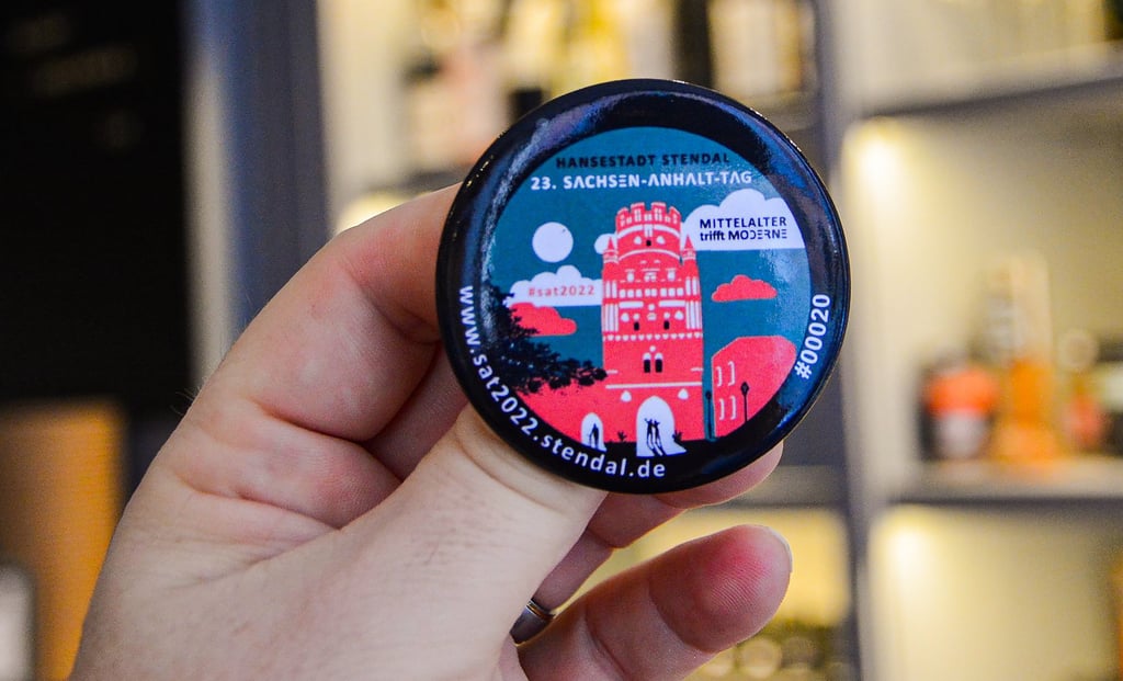 Der Button für den Sachsen-Anhalt-Tag in Stendal: Wird das Landesfest abgesagt, können alle Käufer des Buttons ihr Geld zurückverlangen. Die Stadt würde das rund 10.000 Euro kosten.