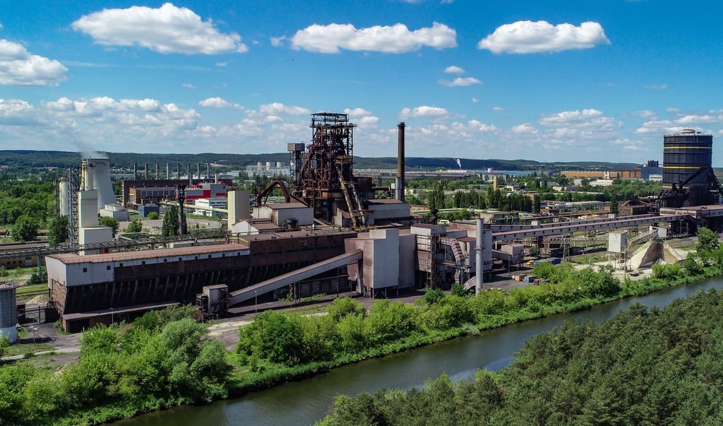 Das Werk der Arcelor Mittal Eisenhüttenstadt GmbH am Oder-Spree-Kanal.