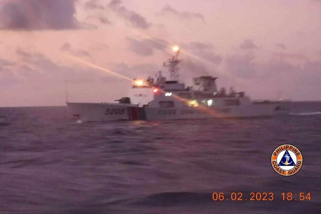 Ein Schiff der chinesischen Küstenwache im Südchinesischen Meer - aufgenommen von der philippinischen Küstenwache.