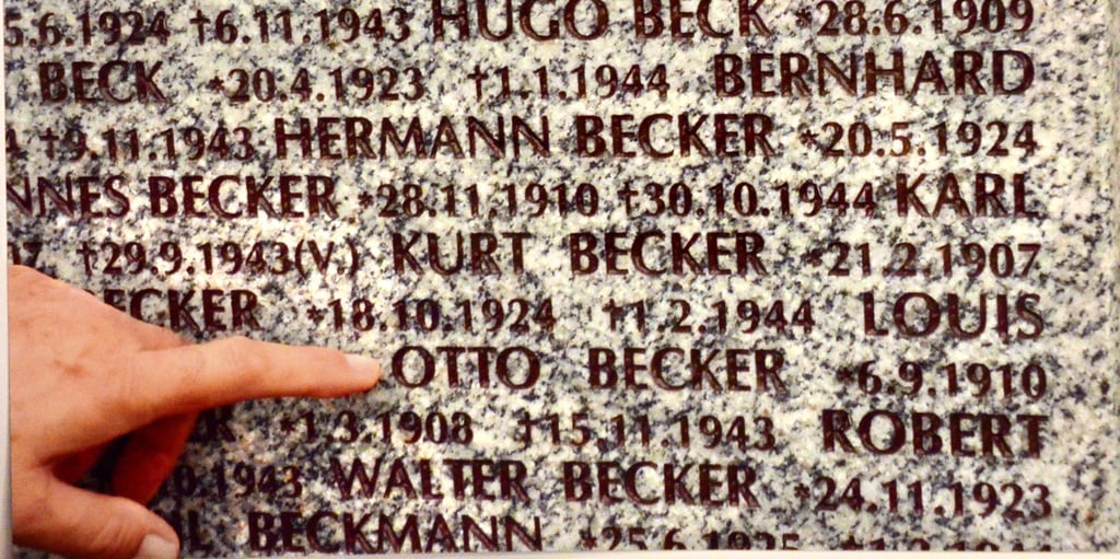 Dr. Hans-Joachim Becker fand den Namen seines Vaters auf einer Stele auf einem Sammelfriedhof in der Ukraine.