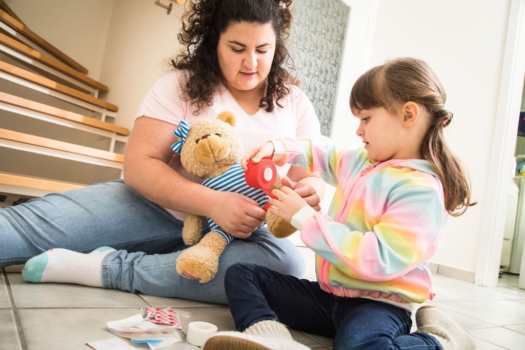 Wie man eine Wunde verbindet, lässt sich gut an einem Teddy üben.