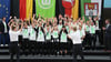 Der deutsche Frauenfußballmeister VfL Wolfsburg wird auf einer Bühne vor dem Rathaus empfangen.