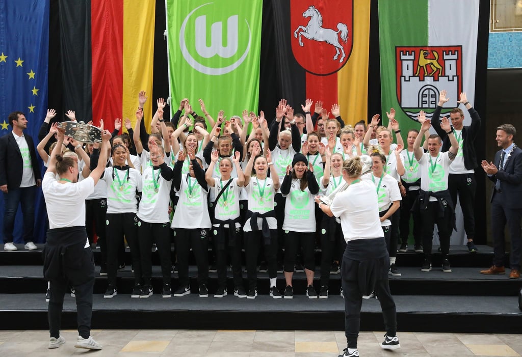 Der deutsche Frauenfußballmeister VfL Wolfsburg wird auf einer Bühne vor dem Rathaus empfangen.