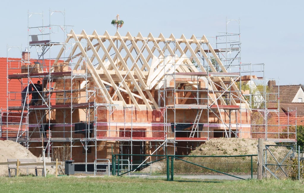 Ob das den zuletzt unter Druck geratenen Wohnungsbau wieder anheizt? Im Januar sind die Kreditzinsen leicht gesunken.