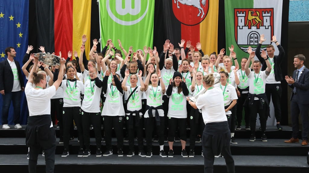 Der deutsche Frauenfußballmeister VfL Wolfsburg wird auf einer Bühne vor dem Rathaus empfangen.