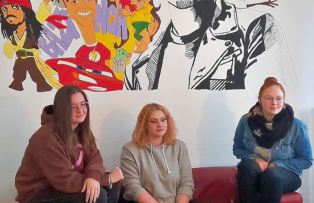 Haben beim Gestalten ganze Arbeit geleistet: Marie, Lena und DRK-Clubleiterin Jennifer Küllmey (v.l.)
