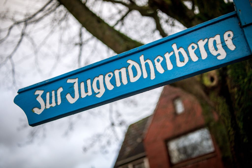 Ein Schild weist auf die Jugendherberge hin.