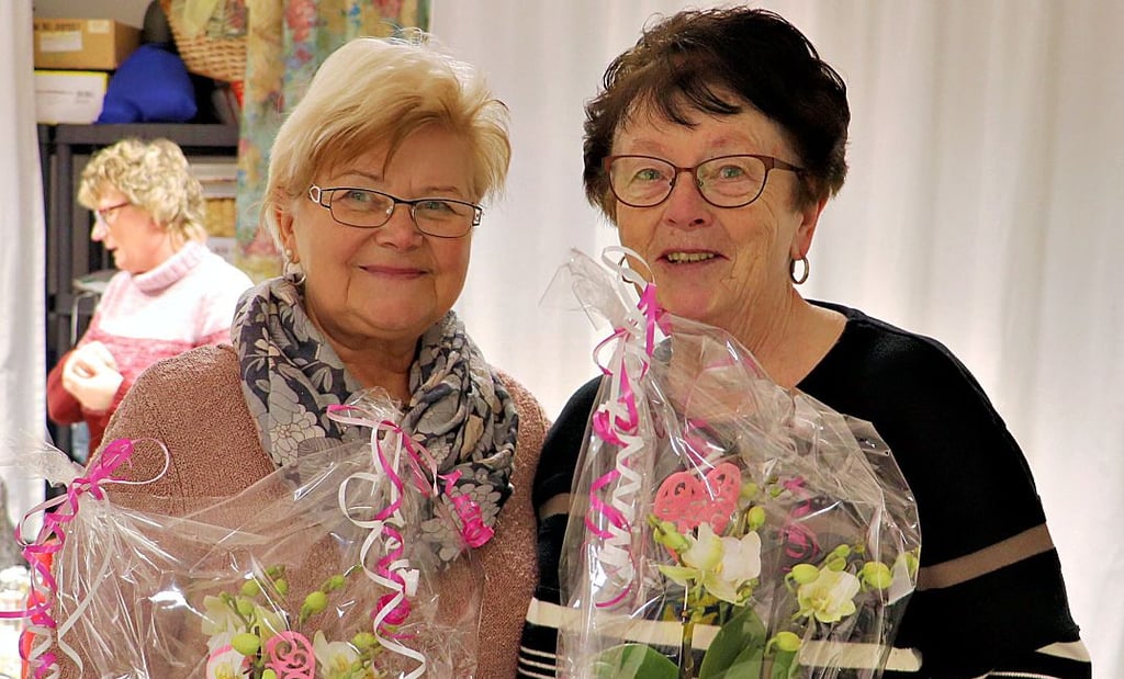 Mit einem Präsent für ihre zehnjährige Mitgliedschaft im Heimatverein Theeßen wurden Heidi Bergemann, Brigitte Kersten (v. li.) und Ingrid Klug (nicht im Bild) auf der Jahreshauptversammlung geehrt.