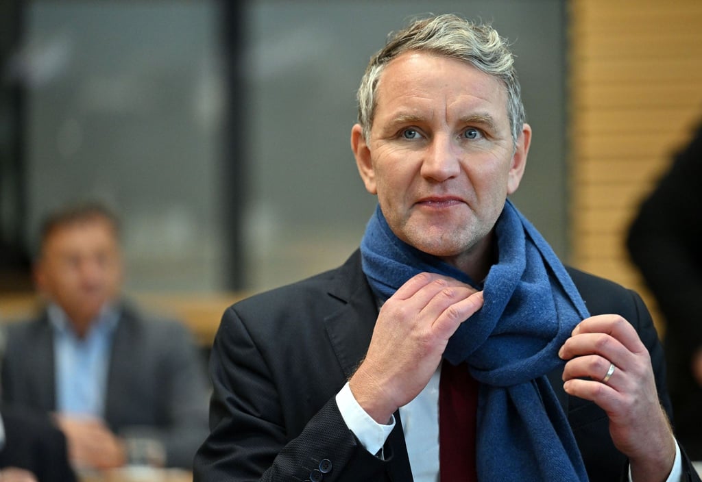Björn Höcke, Thüringer AfD-Fraktionschef, steht im Plenarsaal des Thüringer Landtags.