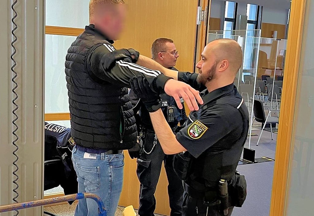 Besucher wurden zum Prozessauftakt am Magdeburger Landgericht nach Waffen und anderen Gegenständen durchsucht.